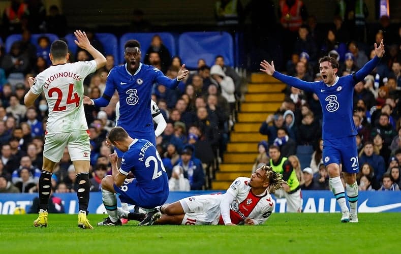 Kepala Tertendang Kaki Lawan, Bek Chelsea Dilarikan ke Rumah Sakit