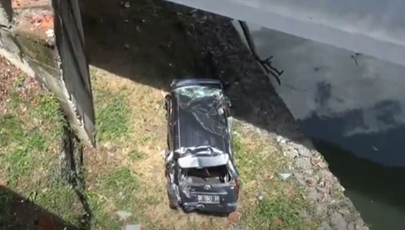 Mobil Jatuh ke Kolong Jembatan Bypass Ida Bagus Mantra, Pengemudi Selamat