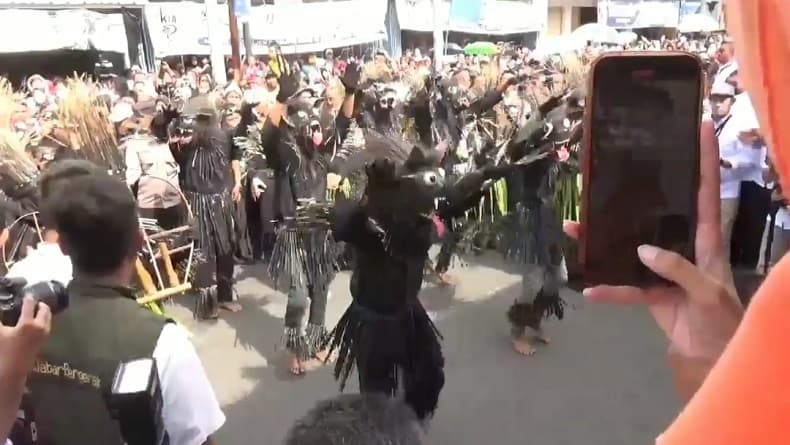 Festival Budaya Janur Meriahkan Helaran Seni Hari Jadi Kota Banjar