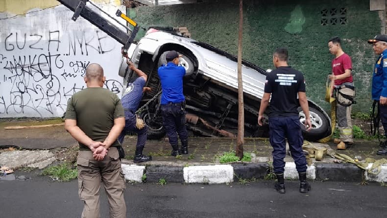 Sopir Diduga Ngantuk, Terios Hilang Kendali Masuk Parit di Martanegara Bandung