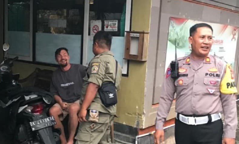 Bule Telanjang Keluyuran di Ubud Diamankan Satpol PP