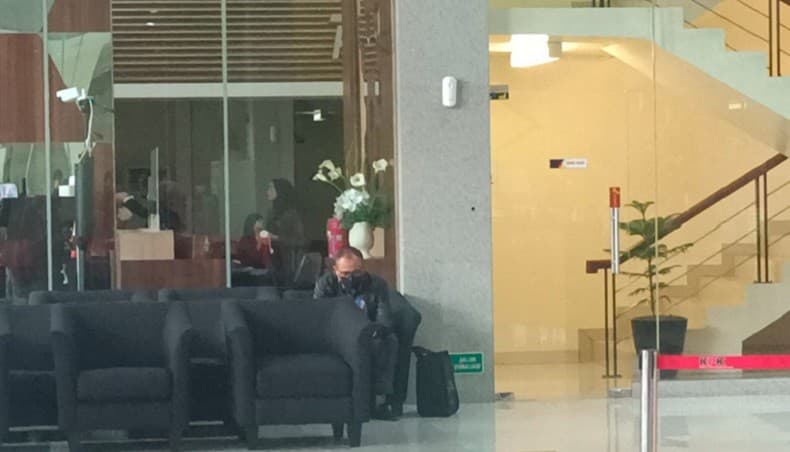 Penampakan Rafael Alun Tiba di KPK Pakai Jaket Hitam Tanpa Pendamping