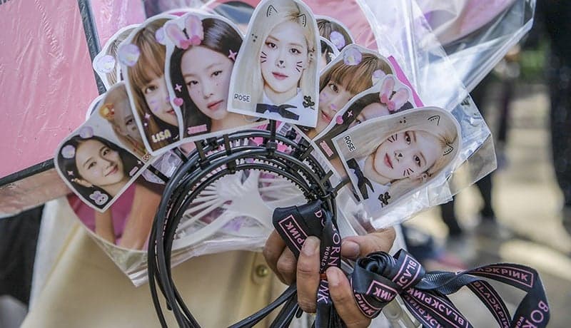 Pernak-pernik Atribut Blackpink Warnai Kawasan Stadion GBK