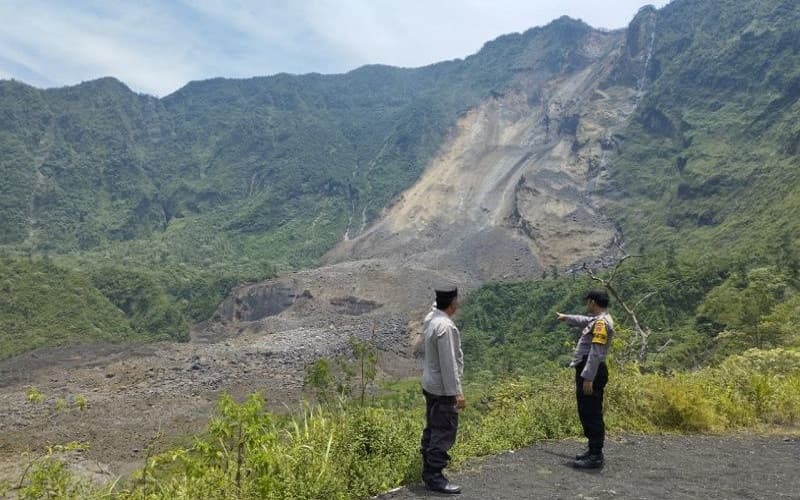 Tebing Gunung Galunggung Longsor, Material Masuk ke Kawah, Suaranya Bergemuruh