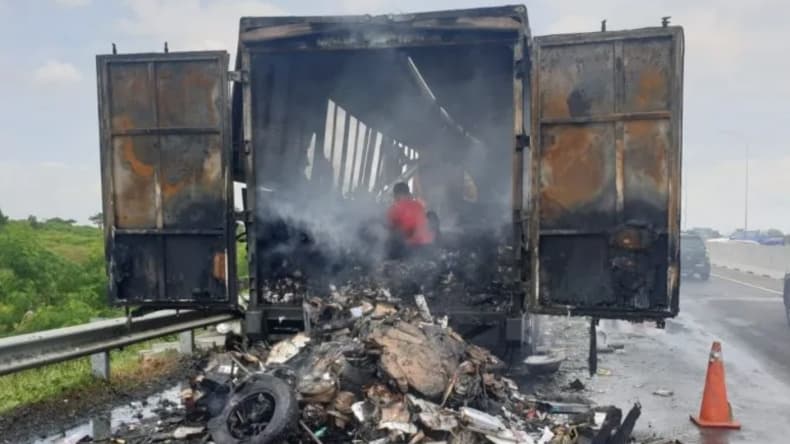 Truk Ekspedisi Terbakar di Jalan Tol Kayu Agung-Palembang, Seluruh Paket Ludes Dilalap Api Truk Ekspedisi Terbakar di Jalan Tol Kayu Agung-Palembang, Seluruh Paket Ludes Dilalap Api