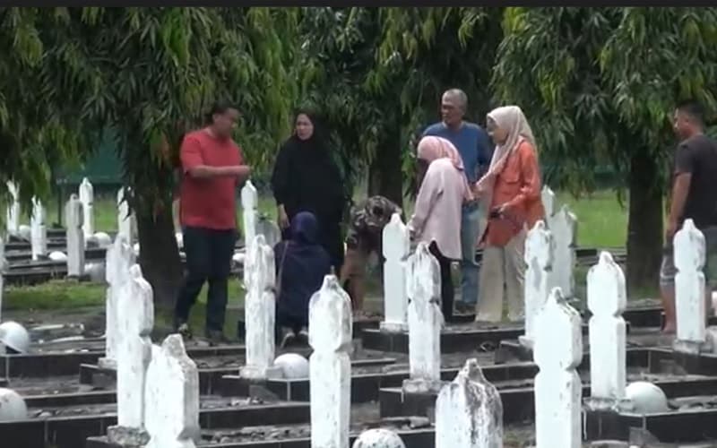 Jelang Ramadan, Warga Palembang Lakukan Tradisi Ziarah Kubur