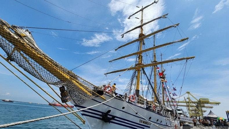 Berlabuh di Tanjung Emas Semarang, Warga Bisa Masuk ke KRI Dewaruci