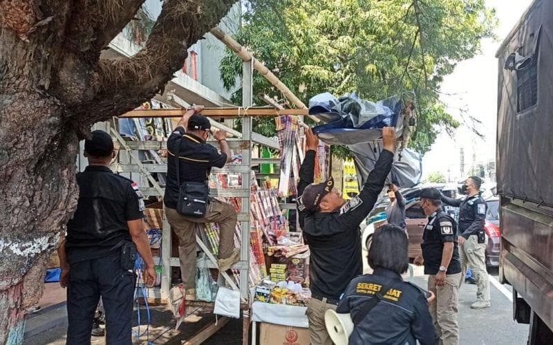 Satpol PP Bongkar Ratusan Lapak Pedagang Pasar Dugderan di Alun-Alun Kota Semarang