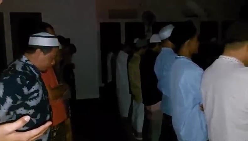 Salat Tarawih Perdana di Denpasar Gelap-gelapan Tanpa Lampu dan Pengeras Suara