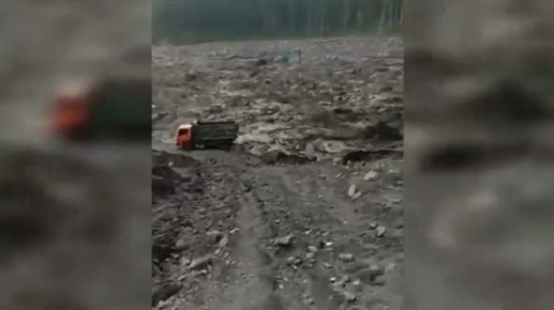 Banjir Lahar Hujan Gunung Semeru, Truk dan Ekskavator Hanyut Terseret
