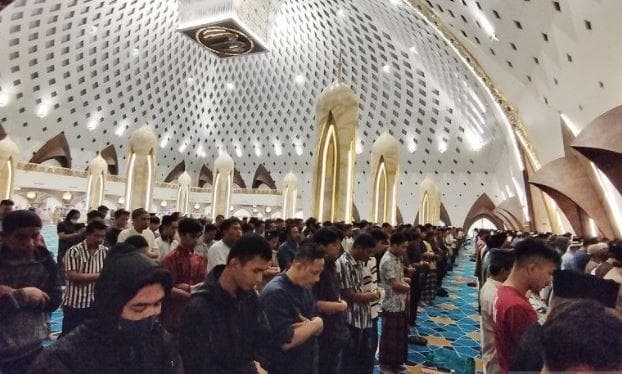 Tata Cara Shalat Tarawih 23 Rakaat Berjamaah dan Witir, Lengkap Bacaan Niat
