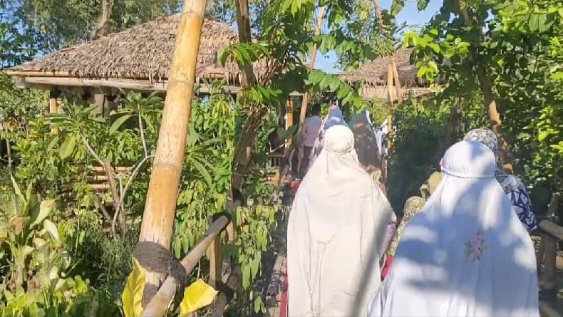 Unik Masjid Saung Bambu Nurul Ikhsan Gegesik Cirebon, Berdiri di Atas Kolam Ikan