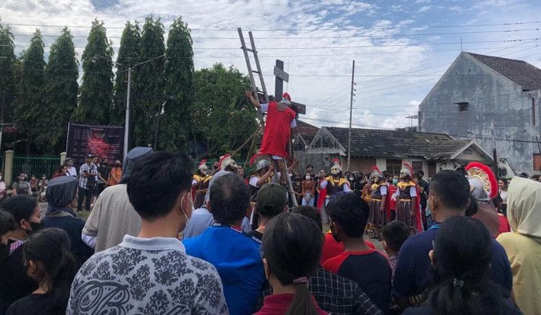 Ratusan Umat Katolik di Solo Ikuti Jalan Salib, Berharap Tahun Ini Penuh Kedamaian