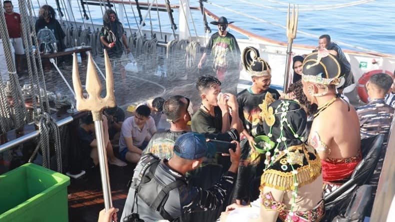 Seru, Begini Tradisi Mandi Khatulistiwa Taruna Asean Cadet Sail di Geladak KRI Bima Suci Seru, Begini Tradisi Mandi Khatulistiwa Taruna Asean Cadet Sail di Geladak KRI Bima Suci