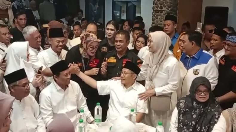 Tiba di RM Ponyo Bandung, Anas Urbaningrum Disambut Gegap Gempita Pendukung Tiba di RM Ponyo Bandung, Anas Urbaningrum Disambut Gegap Gempita Pendukung