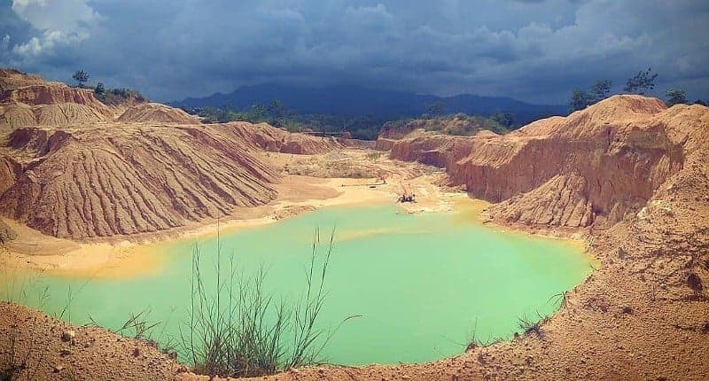 Indahnya Danau Biru Tambang Batu Kapur Padas di Lampung Tengah, Eksotis Mirip Kawah