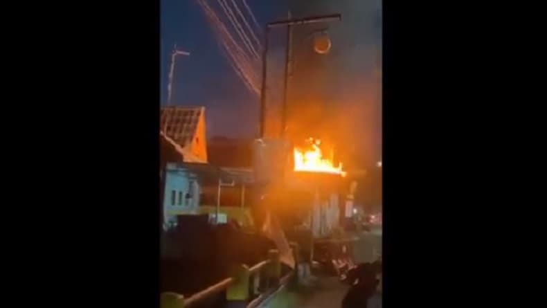 OTK Serang Pos Polisi di Pinrang Terekam CCTV, Terbakar setelah Dilempar Bom Molotov