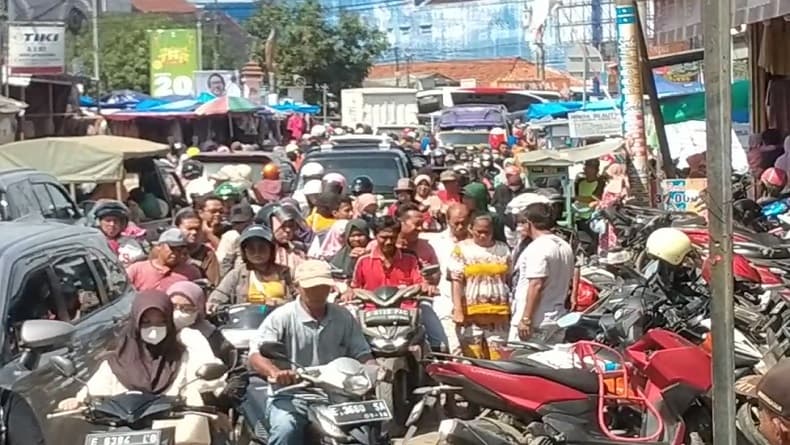 Lalu Lintas di Jatibarang Indramayu Macet, Tersendat Aktivitas Pasar Tumpah