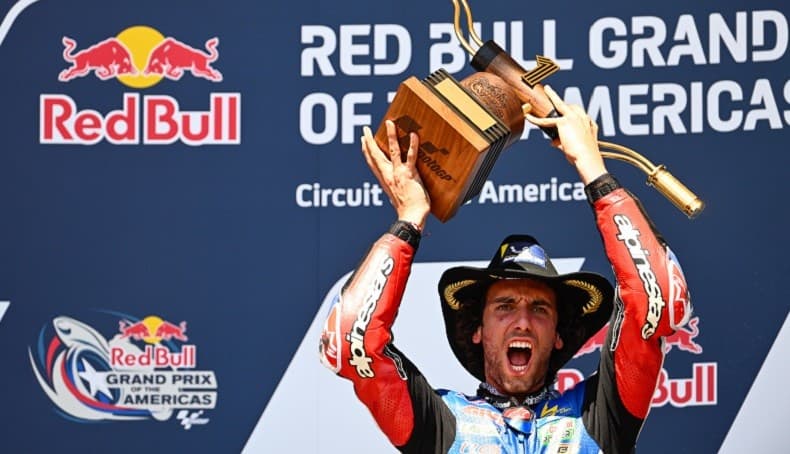 Menang Taruhan di MotoGP AS 2023, Alex Rins Cukur Rambut 3 Teknisinya