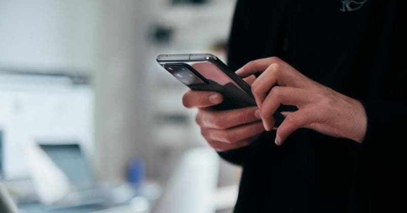 5 Cara Membersihkan Jamur pada HP, Bahannya Mudah Dicari