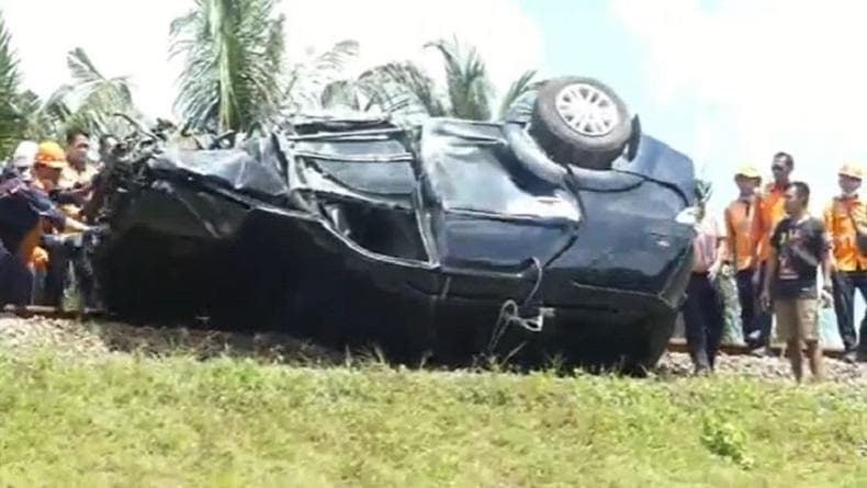 Evakuasi Mobil Nyangkut Jembatan Rel KA di Banyumas, Kendaraan Digulingkan Paksa Evakuasi Mobil Nyangkut Jembatan Rel KA di Banyumas, Kendaraan Digulingkan Paksa