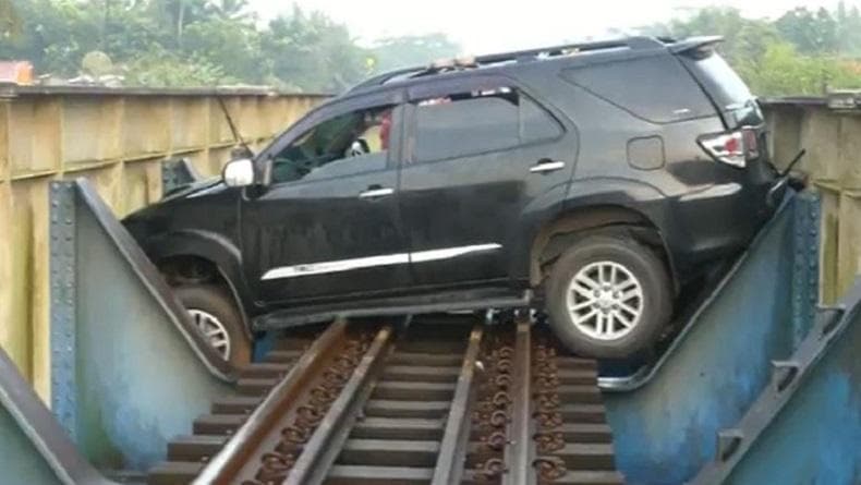 Mobil Tersangkut Jembatan Rel KA di Banyumas, Sopir Sempat Bicara Meracau