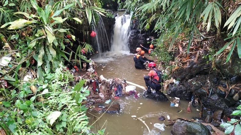 Pemotor Terjun ke Sungai Cipetir Sukabumi Belum Ditemukan, Tim SAR Turun Tangan Pemotor Terjun ke Sungai Cipetir Sukabumi Belum Ditemukan, Tim SAR Turun Tangan