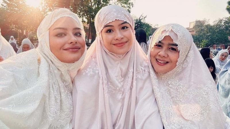 Bikin Pangling Maudy Ayunda Pakai Mukena saat Sholat Id, Netizen: Keluarga Bidadari
