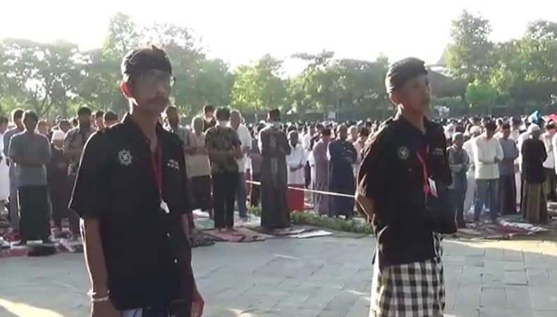 Siaga Sejak Subuh, Pecalang Jaga Salat Idul Fitri di Lapangan Lumintang