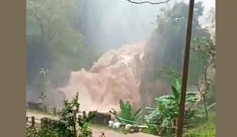 Diguyur Hujan Deras, Curug Cibadak di Cihurip Garut Meluap