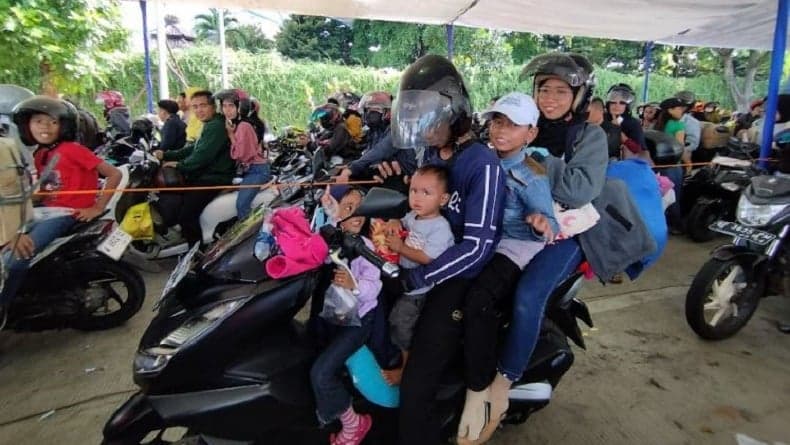 Cerita Pemudik Motor Nekat Bonceng 4 Orang Plus Barang Bawaan, Istri dan 3 Anak