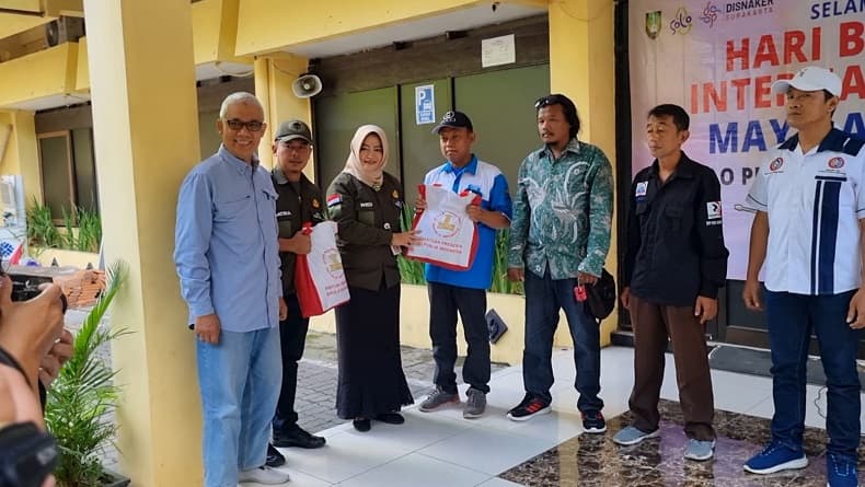 Peringatan Hari Buruh, Disnaker Solo Bagikan Ribuan Sembako ke Pekerja