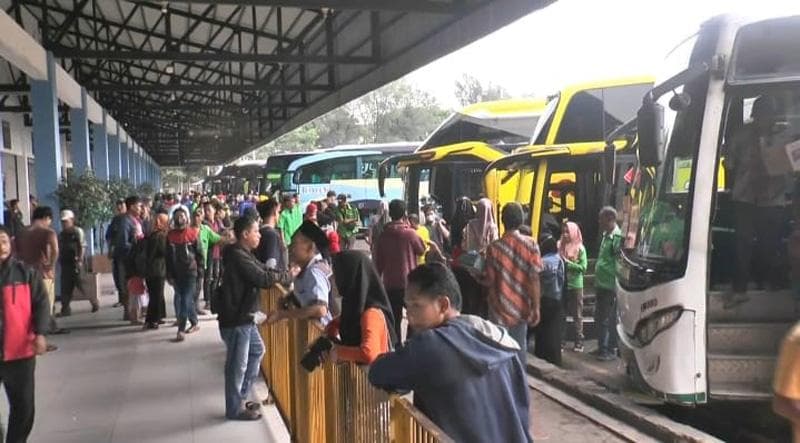 Puncak Arus Balik, Ribuan Penumpang Padati Terminal Bus Pemalang