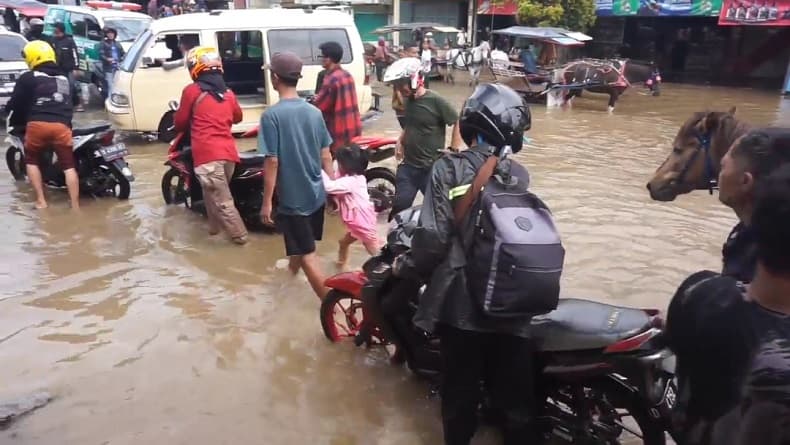 Jalan Raya Dayeuhkolot Bandung Terendam Banjir, Buluhan Motor Mogok
