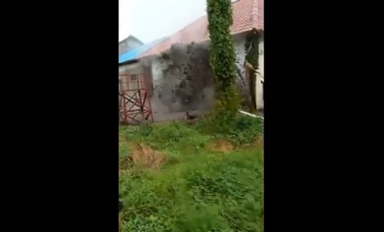 Detik-Detik Semburan Lumpur di Wajok Hilir Kalbar, Santri Panik Selamatkan Buku