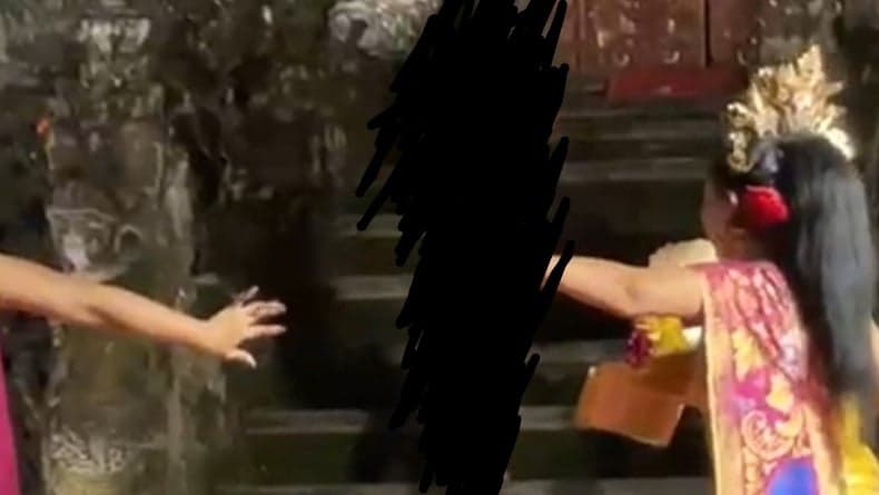 Heboh! Bule Perempuan Telanjang Bulat Nyelonong ke Panggung Tari di Ubud Bali