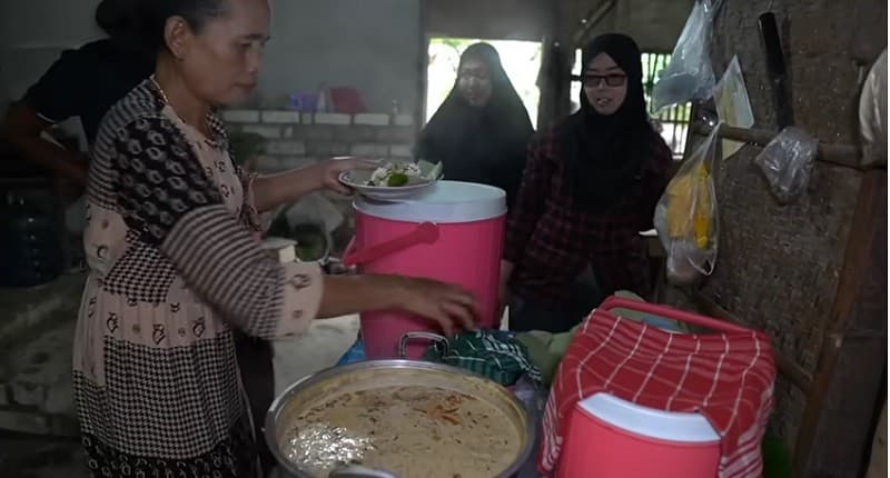 Viral, Jualan Nasi Lodeh di Atas Gunung yang Beli Sampai Antre!