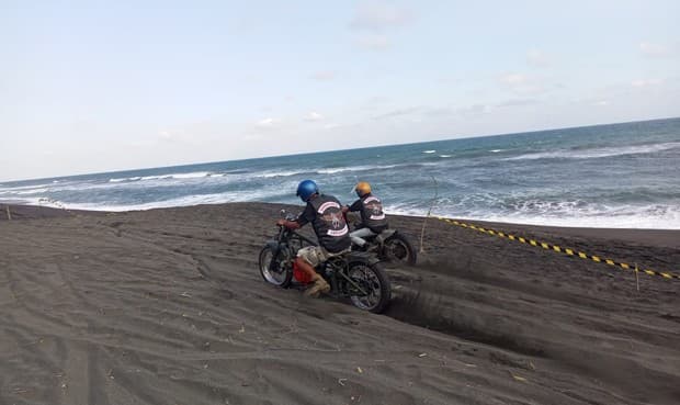 Bukan di Lintasan Aspal, Komunitas Motor Klasik Ini Gelar Drag Race di Tepi Pantai