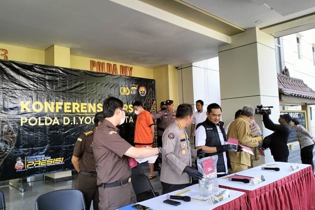 Bejatnya Predator Seks Asal Bantul, Ajak Threesome hingga Rekam Adegan Hubungan Badan Bejatnya Predator Seks Asal Bantul, Ajak Threesome hingga Rekam Adegan Hubungan Badan