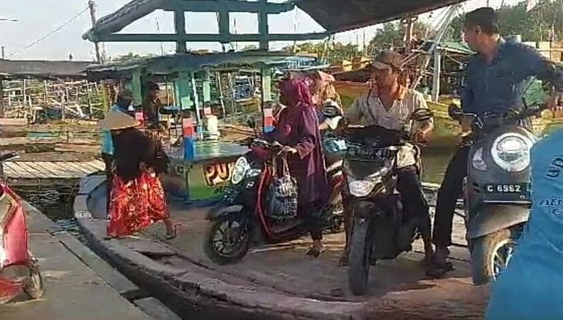 Potret Ojek Perahu Penyeberangan Tambangan Asemdoyong di Pemalang