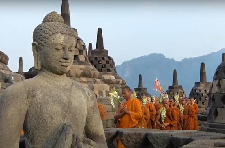 Tiba di Candi Borobudur, Rombongan Biksu Thudong Gelar Ritual Pradaksina