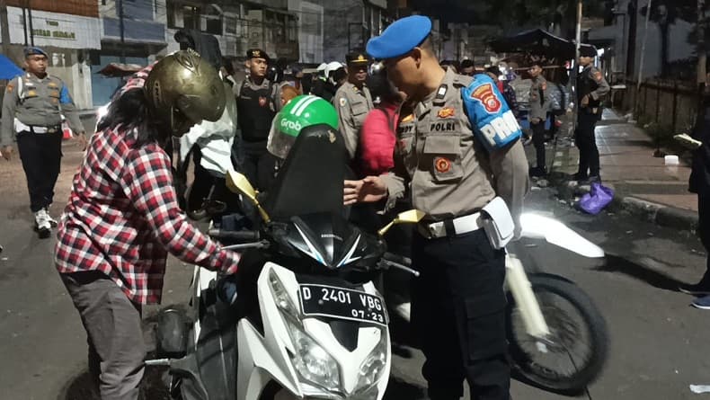 Polrestabes Bandung Gelar Razia Geng Motor, Temukan Senjata Tajam dan Pistol Mainan