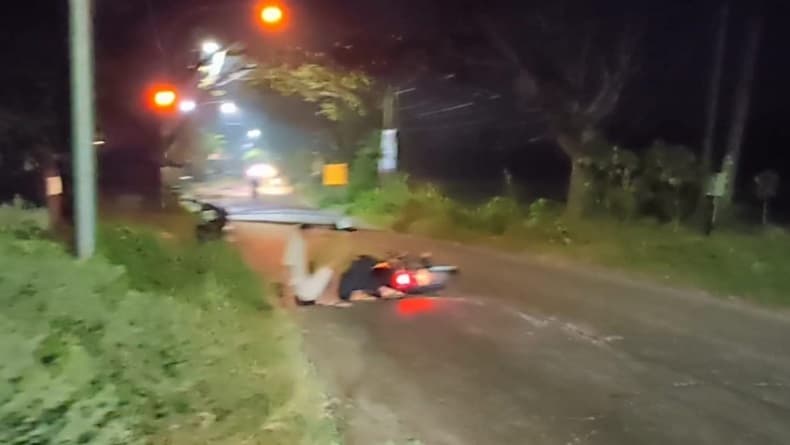 Puluhan Pengendara Motor Terjatuh Diserang Lembing Batu di Indramayu Puluhan Pengendara Motor Terjatuh Diserang Lembing Batu di Indramayu