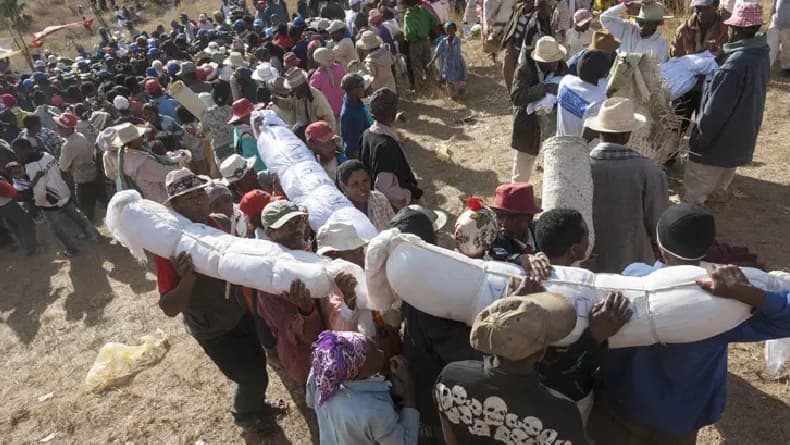 Tradisi Pemakaman Famadihana, Ritual Menari Bersama Mayat di Madagaskar Tradisi Pemakaman Famadihana, Ritual Menari Bersama Mayat di Madagaskar