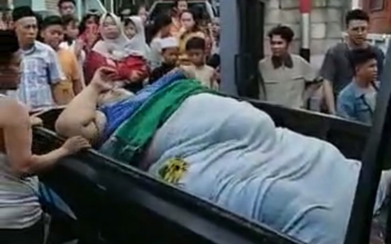 Dramatis, Pria Berbobot 300 Kg Dievakuasi Pakai Forklift karena Sakit Kaki