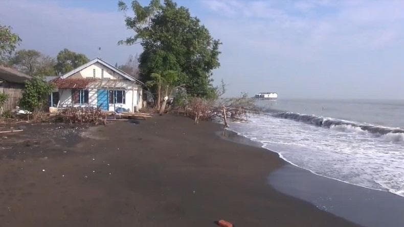 Gelombang Tinggi, Rumah di Bibir Pantai Purin Tegal Tertimbun Pasir Laut
