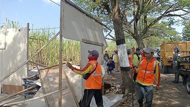 Petugas Gabungan Bongkar Puluhan Warung Remang-remang di Jalan Raya Pati-Kudus