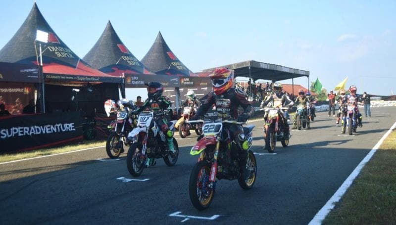 Begini bila Penggila Motor Supermoto Berkumpul, Mulai dari Aksi Freestyle hingga Adu Kencang Begini bila Penggila Motor Supermoto Berkumpul, Mulai dari Aksi Freestyle hingga Adu Kencang
