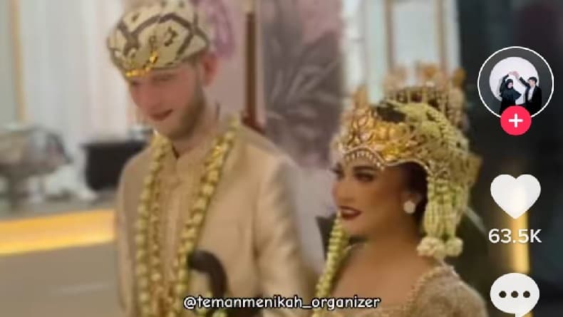 Viral, 3 Tahun LDR, Pria Bule Belanda-Perempuan Tasikmalaya Nikah dengan Adat Sunda