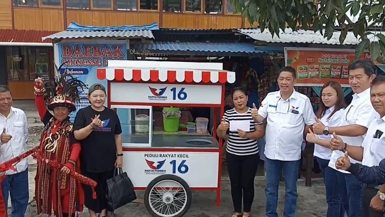 Bagikan Gerobak di Minahasa, Ketua DPP Partai Perindo: Kami Fokus Dorong UMKM